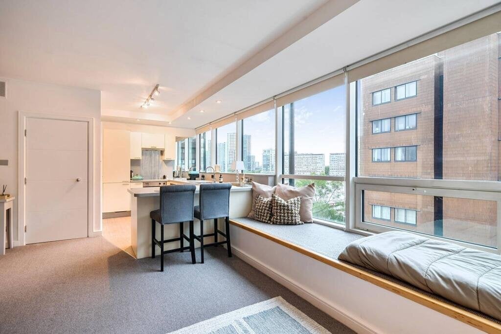 Flat Grosvenor Road in City of Westminster