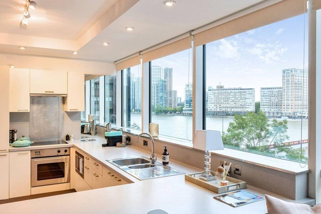 Flat Grosvenor Road in City of Westminster