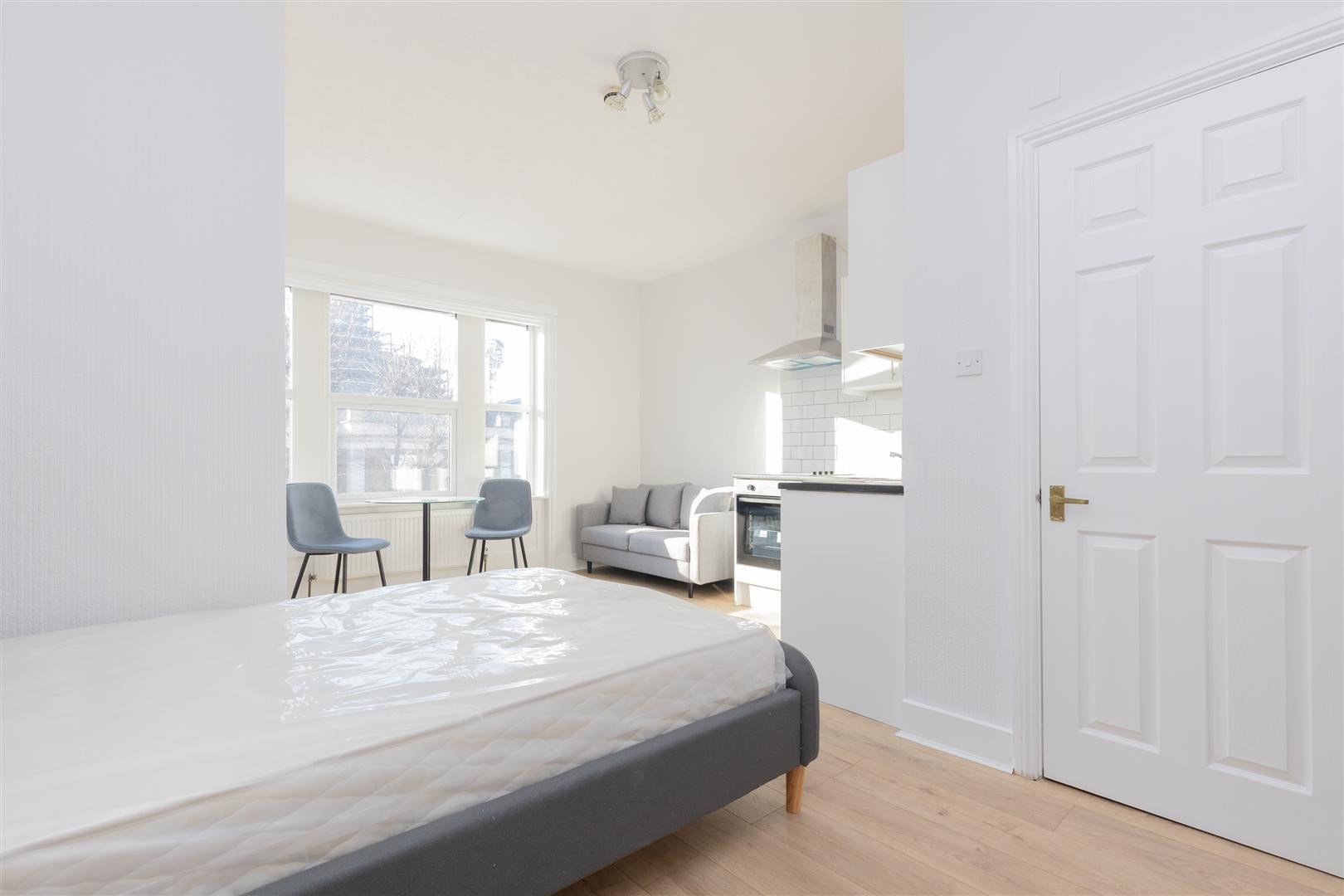Flat Russell Road in Greater London