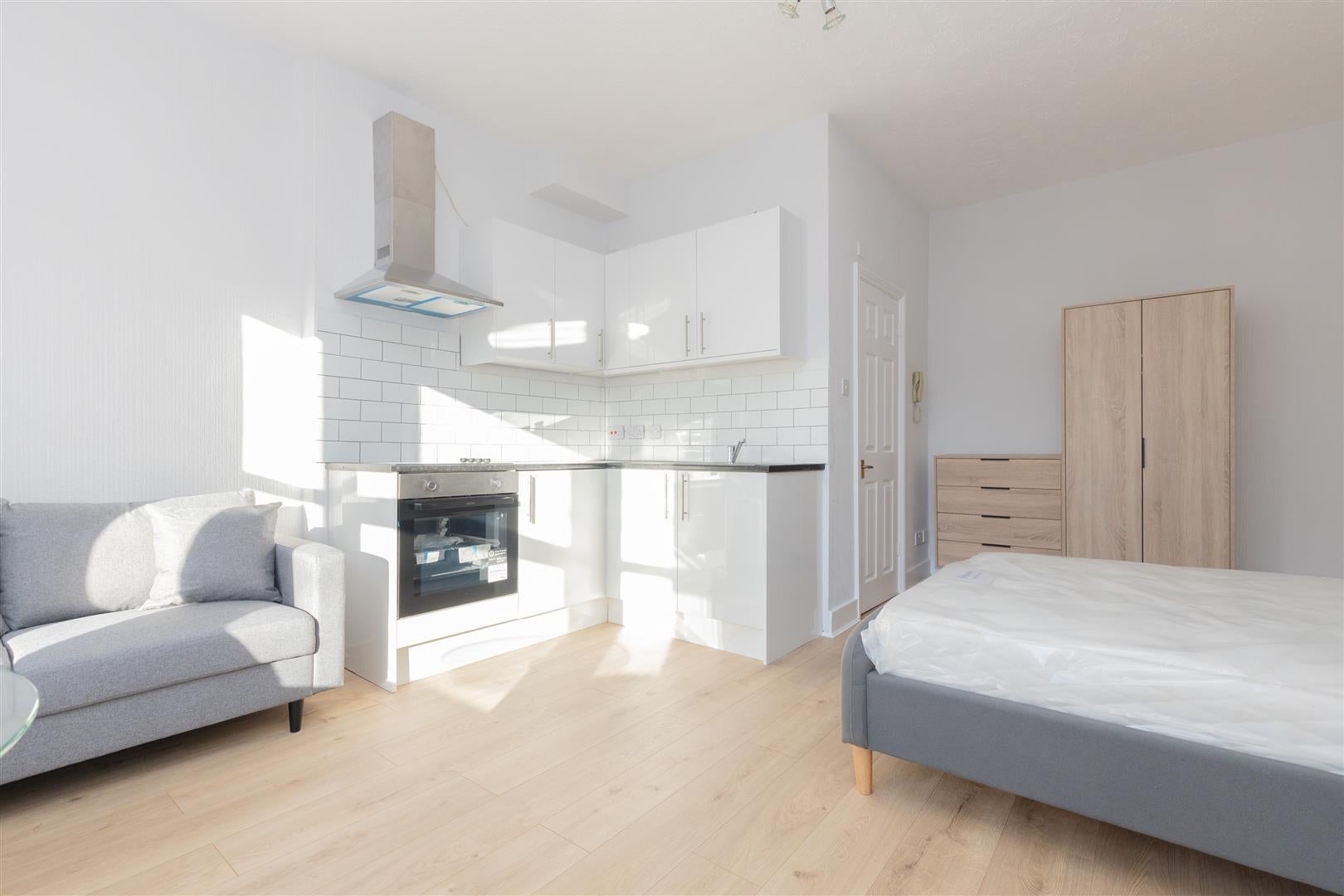 Flat Russell Road in Greater London