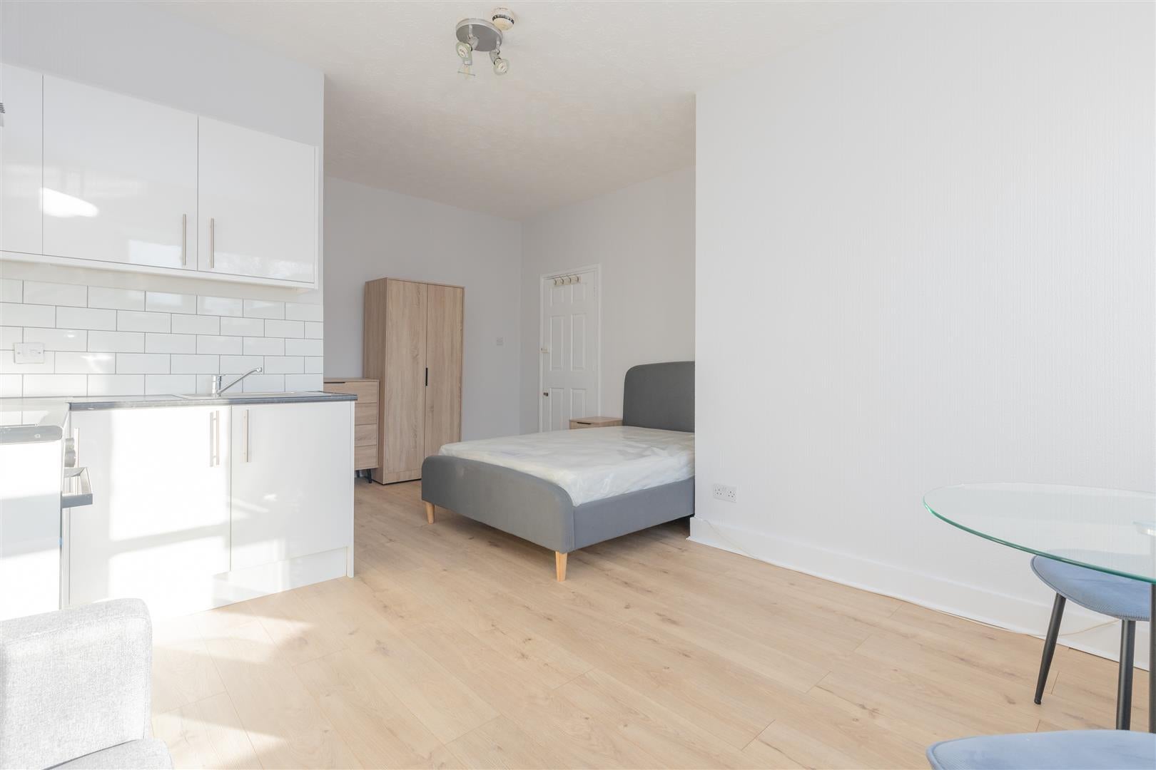 Flat Russell Road in Greater London