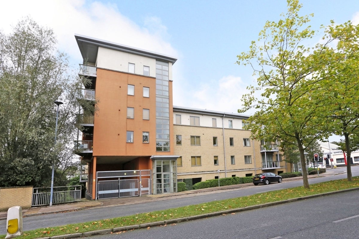 Flat Ryemead Way in High Wycombe Community Board