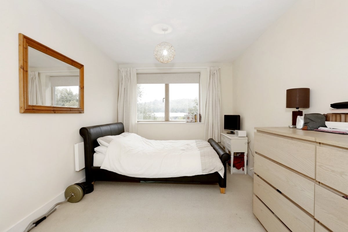 Flat Ryemead Way in High Wycombe Community Board