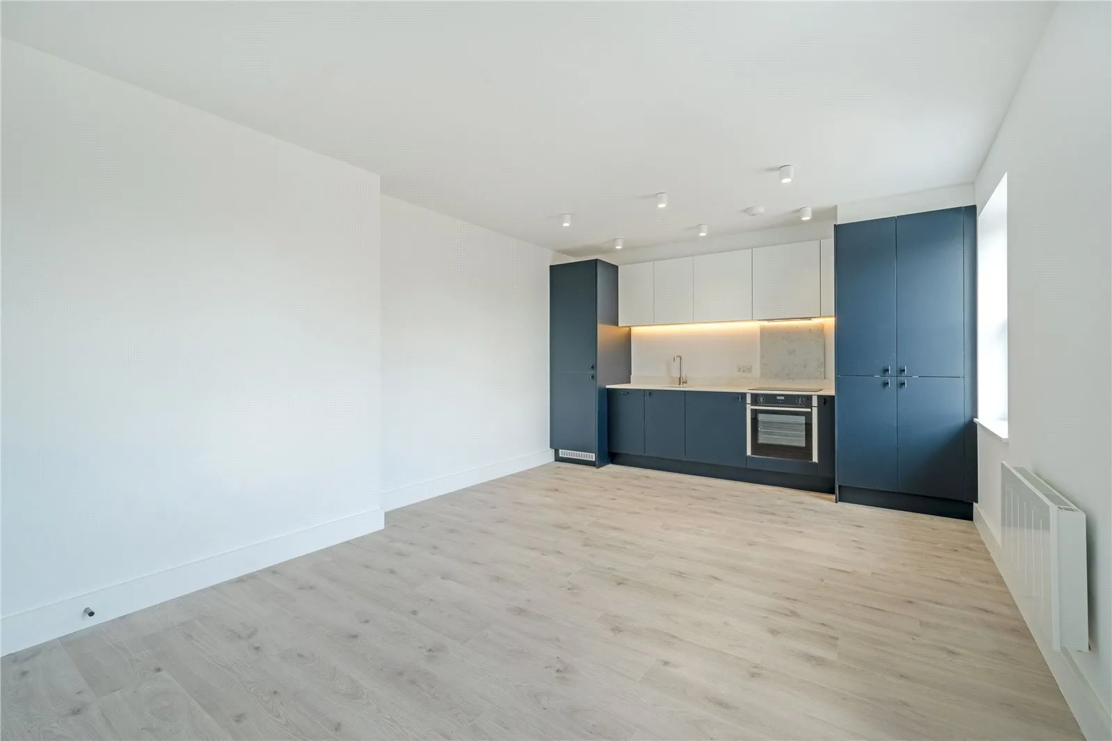 Flat Mitcham Lane in Greater London
