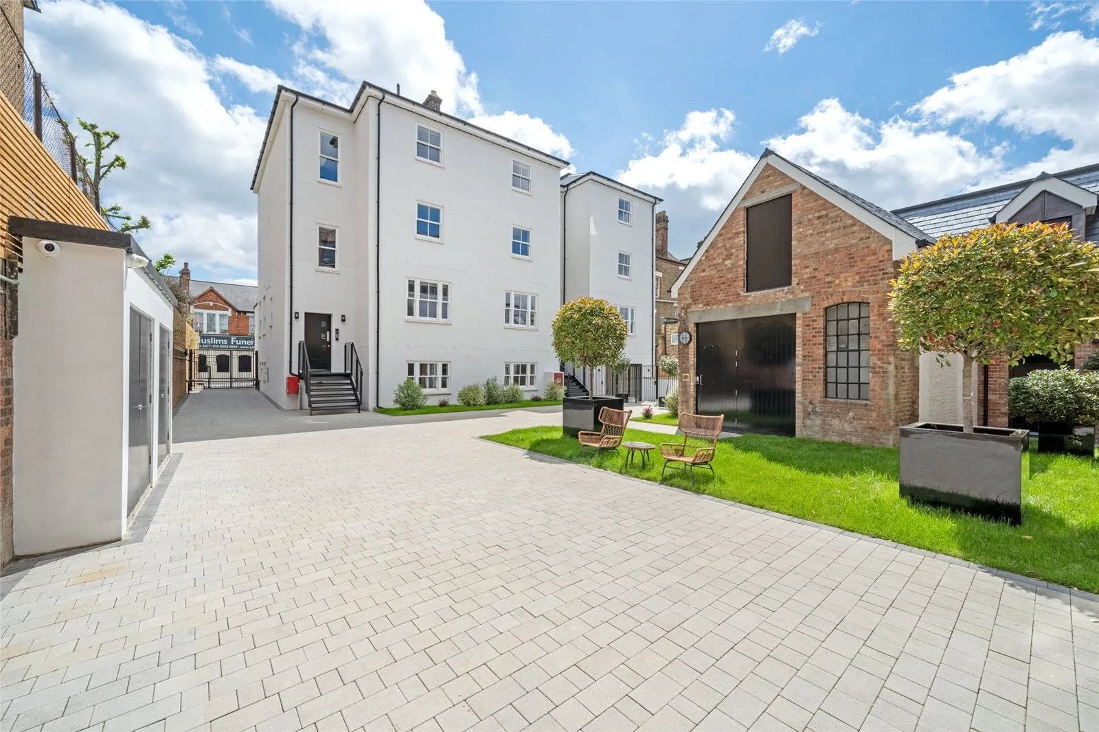 Flat Mitcham Lane in Greater London