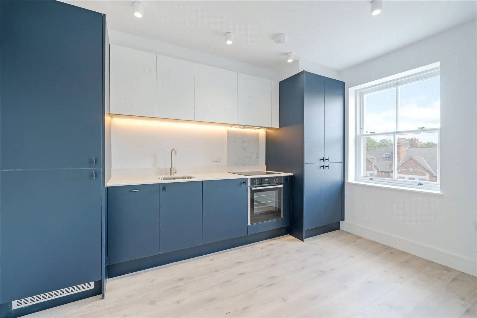 Flat Mitcham Lane in Greater London