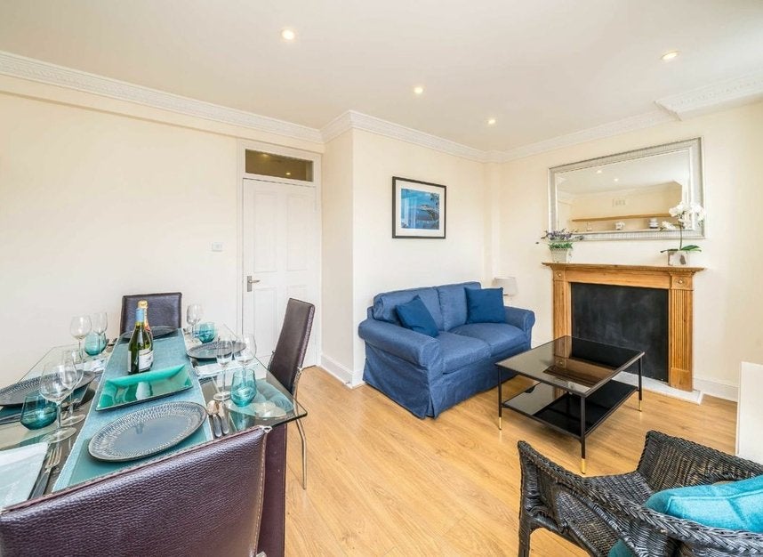 Flat Kempsford Gardens in Greater London