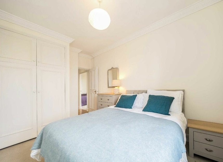 Flat Kempsford Gardens in Greater London