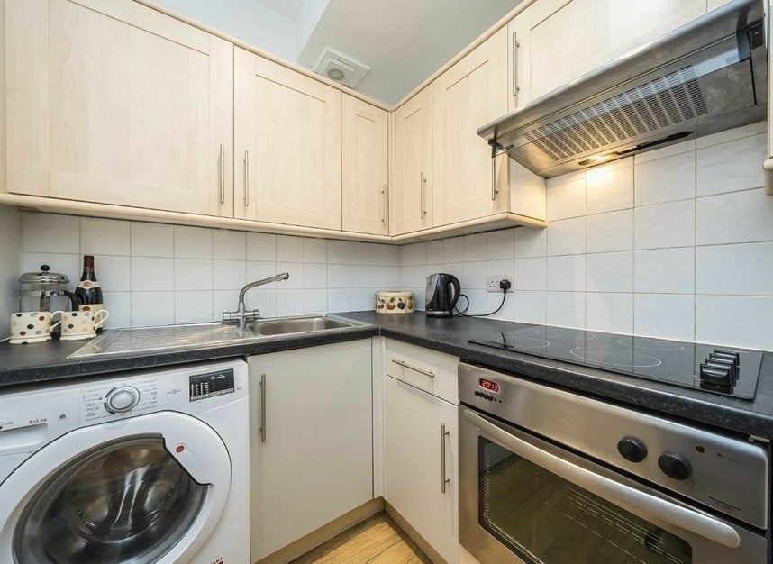 Flat Kempsford Gardens in Greater London