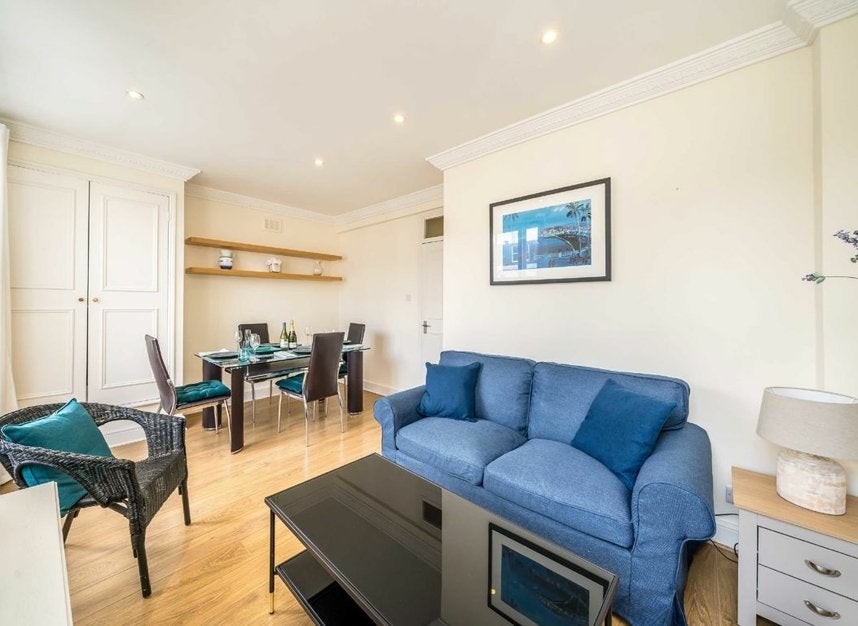 Flat Kempsford Gardens in Greater London