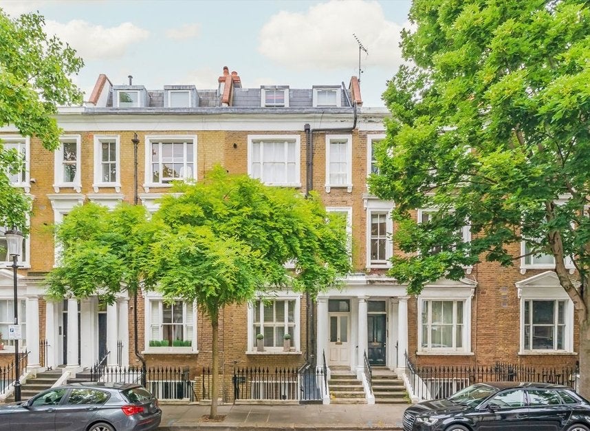 Flat Kempsford Gardens in Greater London