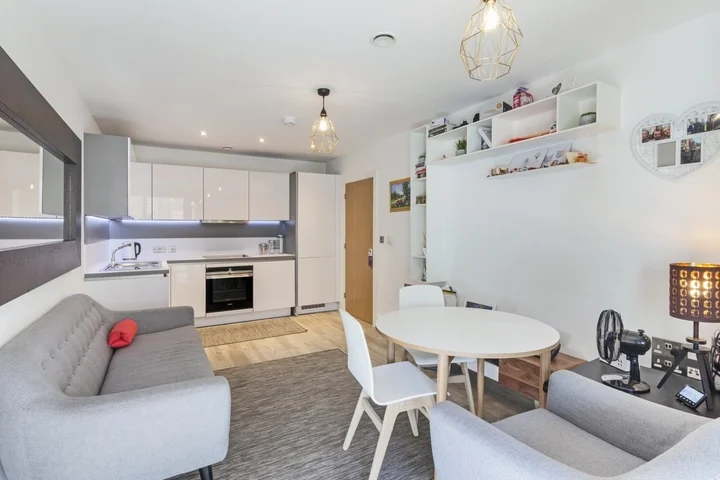 Flat Boleyn Road in Greater London