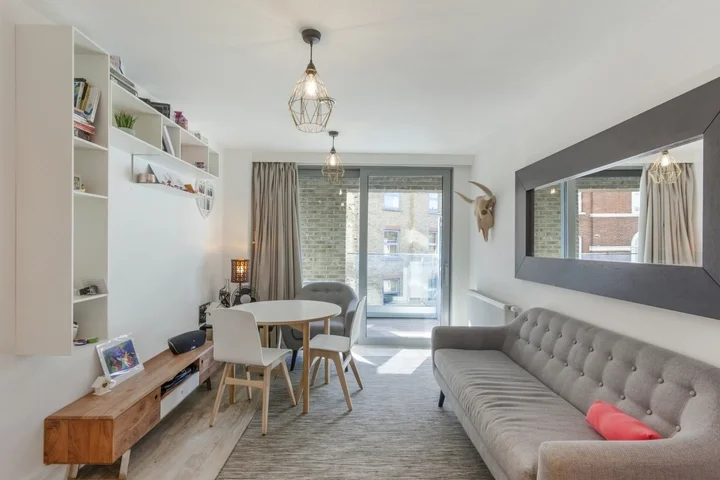 Flat Boleyn Road in Greater London