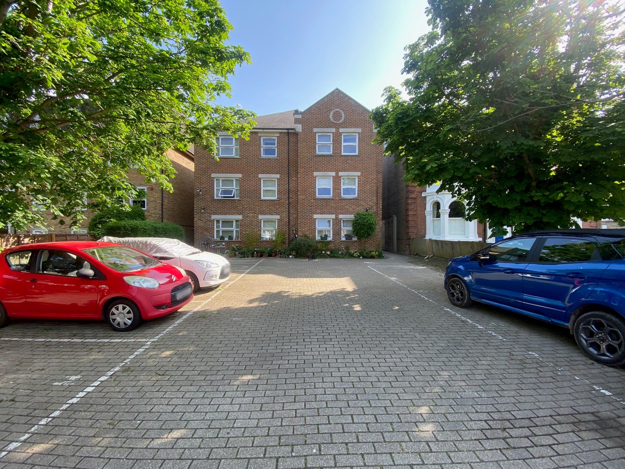Flat Ratcliffe Close in Greater London
