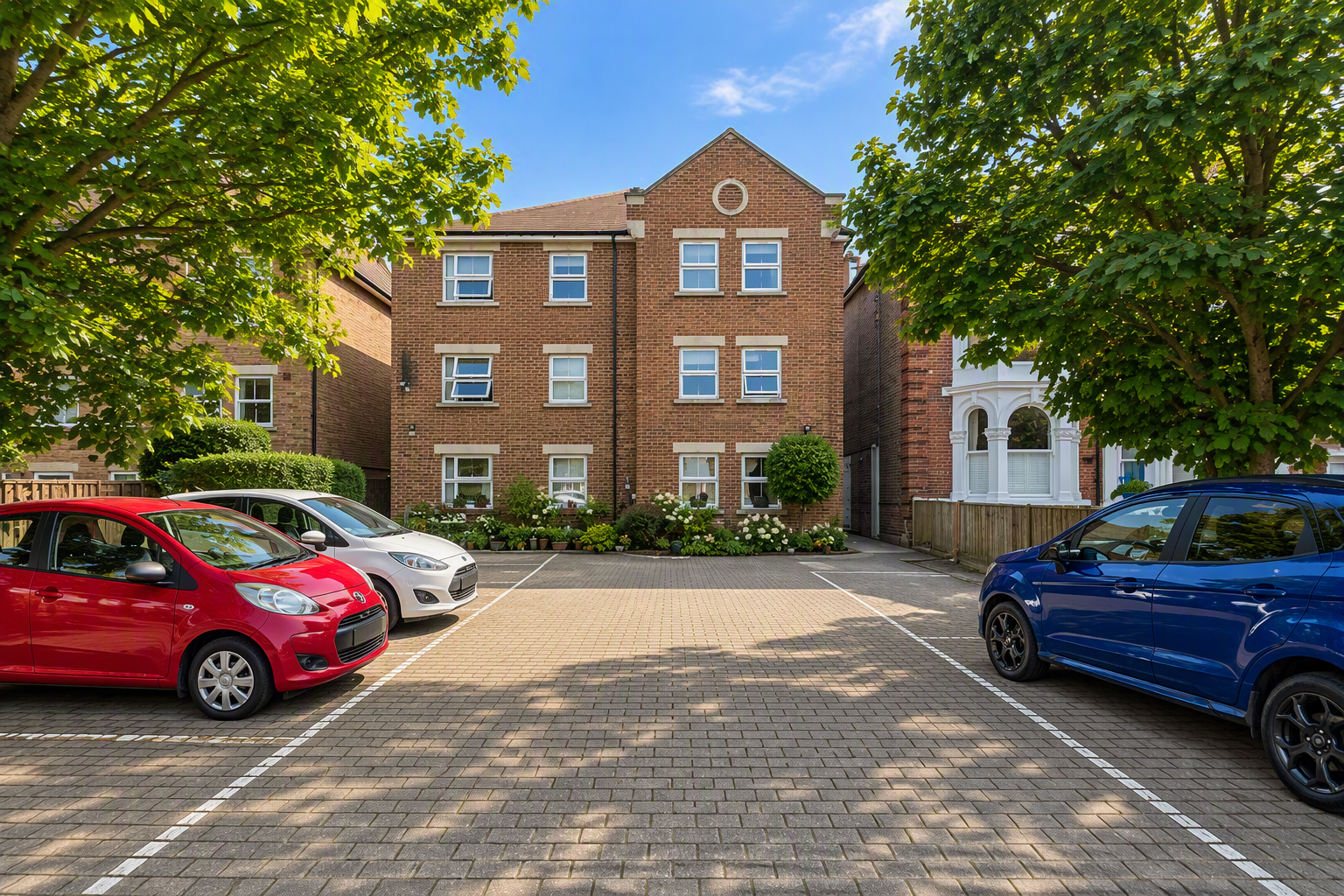 Flat Ratcliffe Close in Greater London