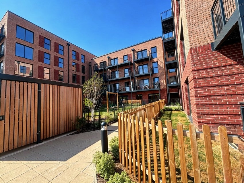 Flat Chaucer Grove in Exeter