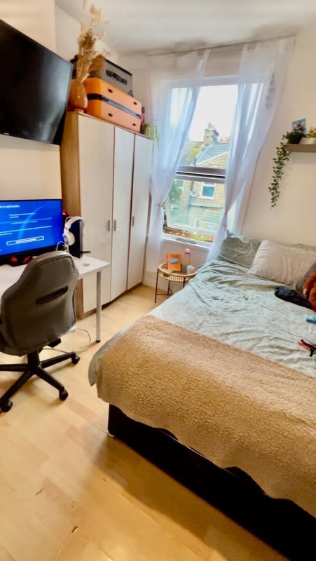Room Torrens Square in Greater London