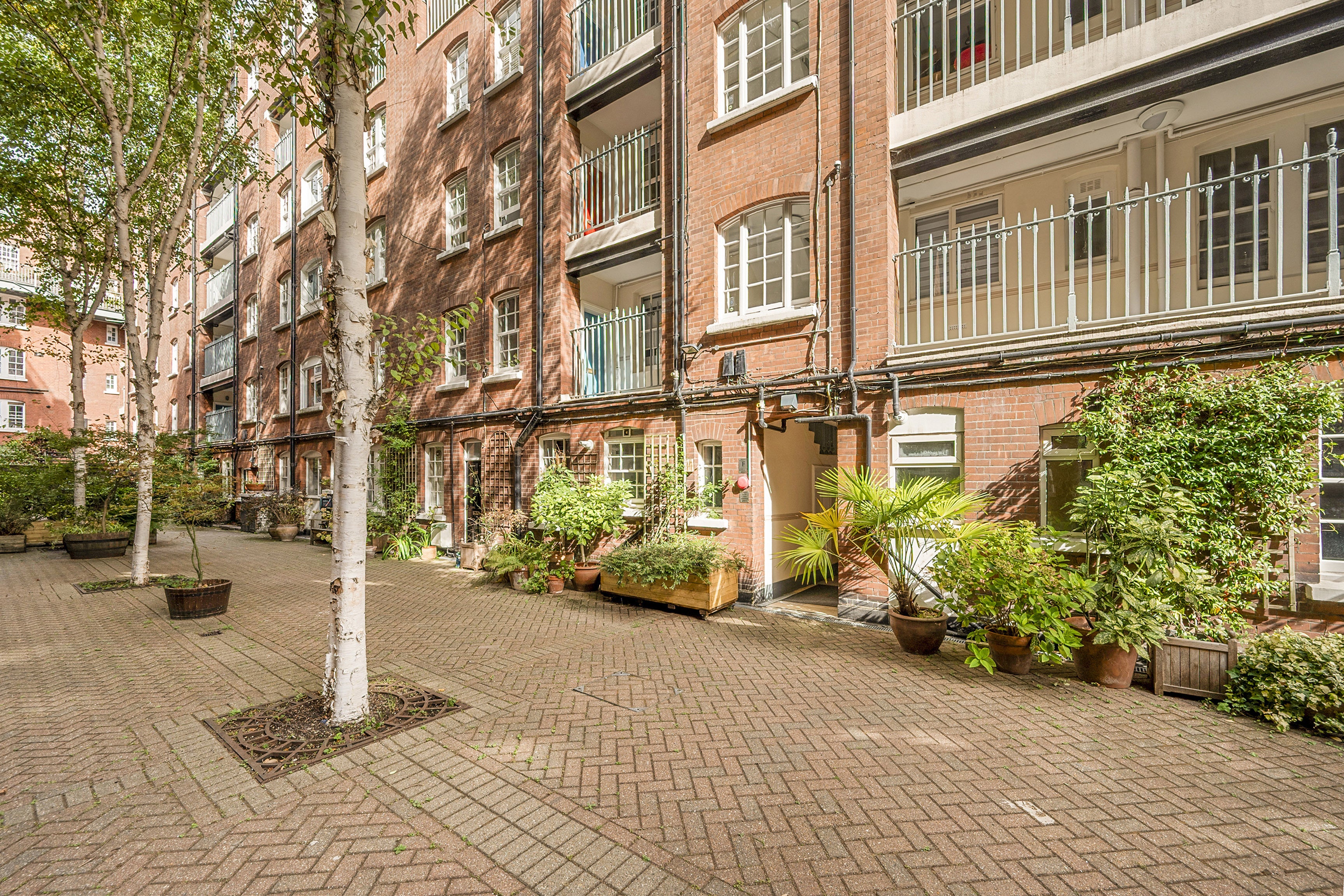 Flat Sandwich Street in Greater London