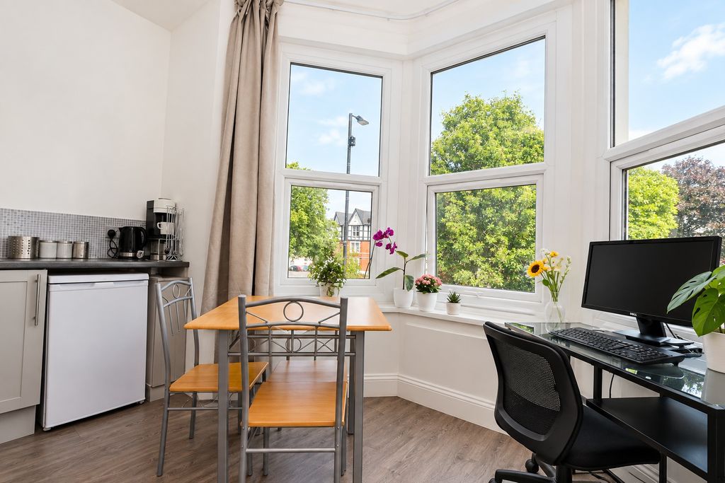 Room Falkland Road in Greater London