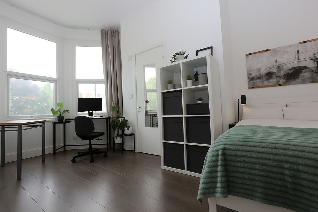 Room Falkland Road in Greater London