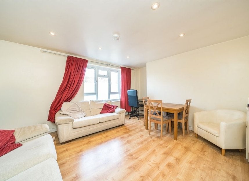 Flat Hazelhurst Road in Greater London