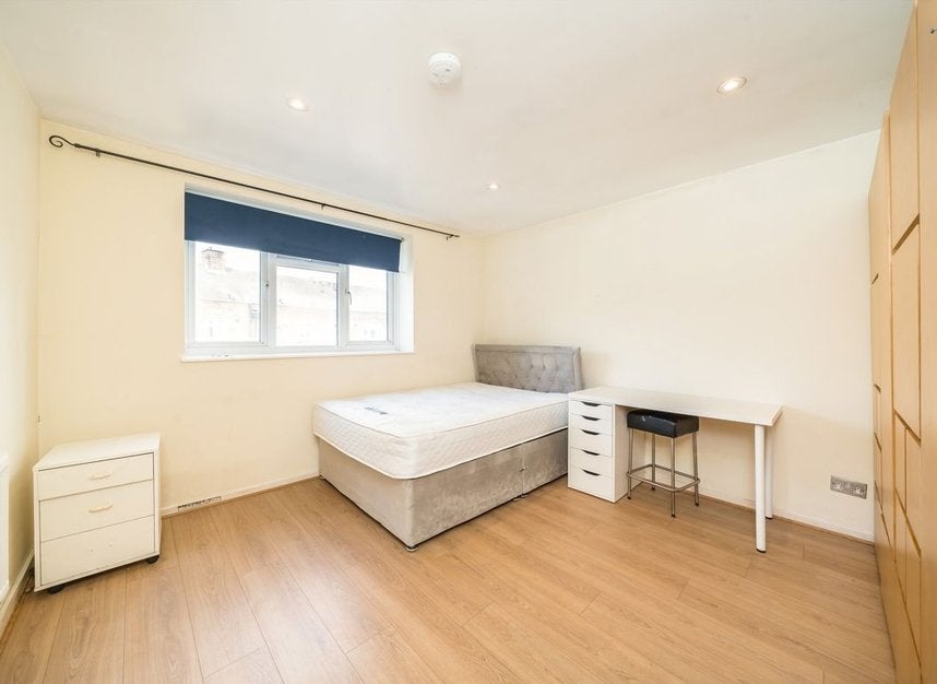 Flat Hazelhurst Road in Greater London
