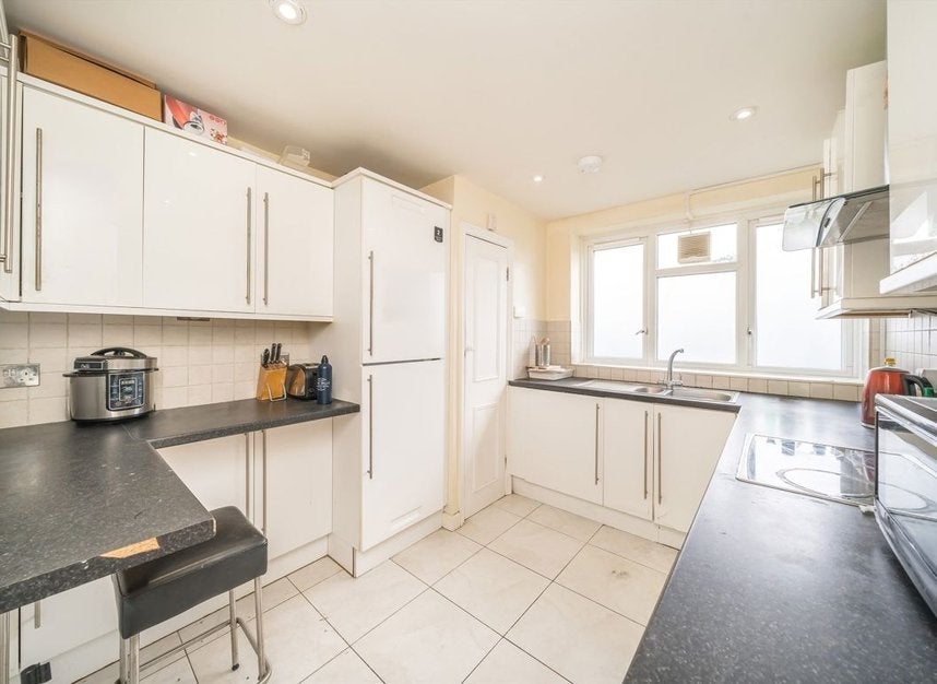 Flat Hazelhurst Road in Greater London