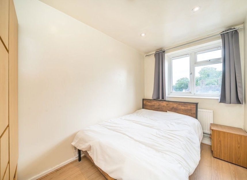 Flat Hazelhurst Road in Greater London