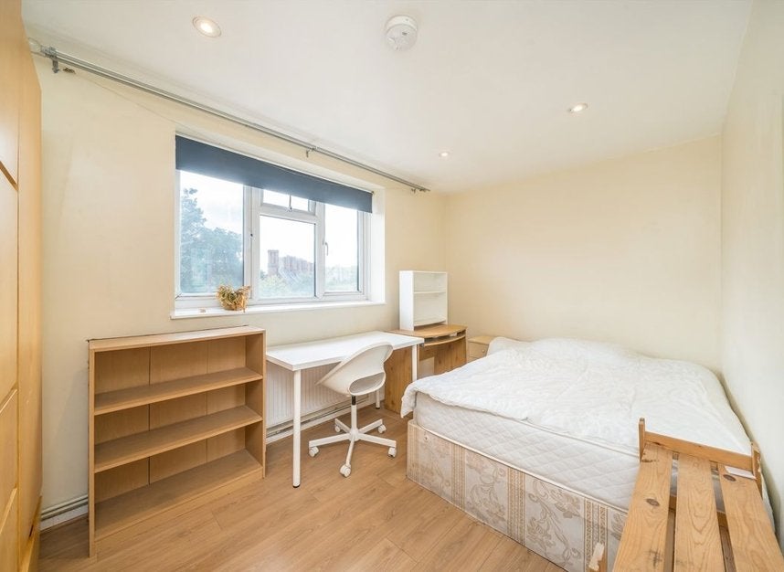 Flat Hazelhurst Road in Greater London