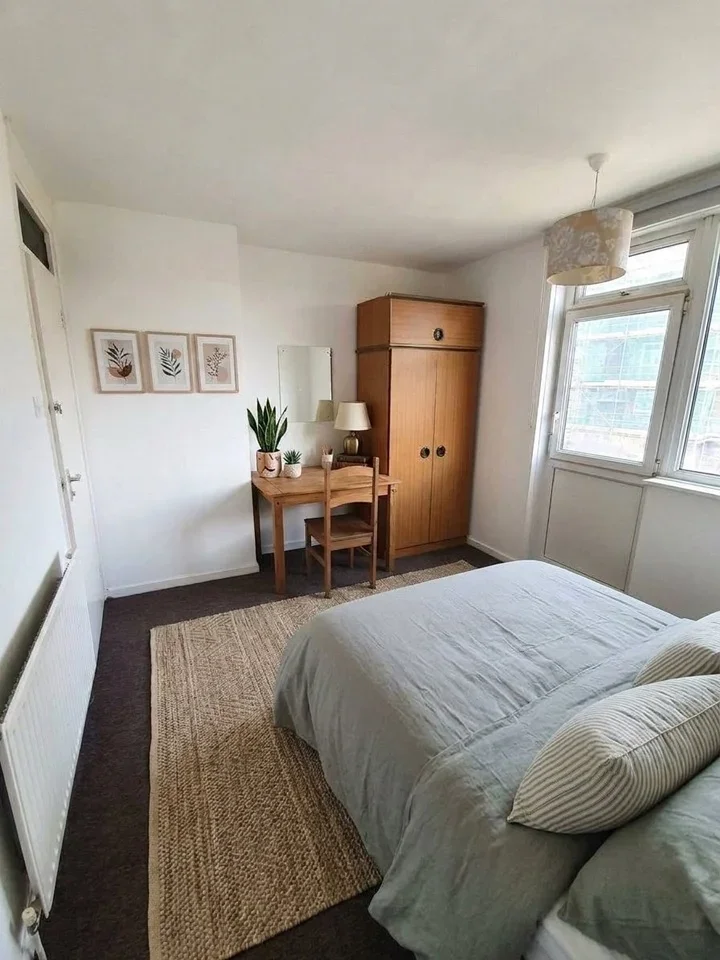 Room Guildford Road in Greater London