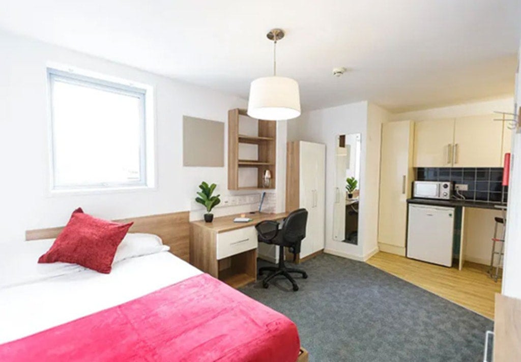 Room Holloway Road in Greater London