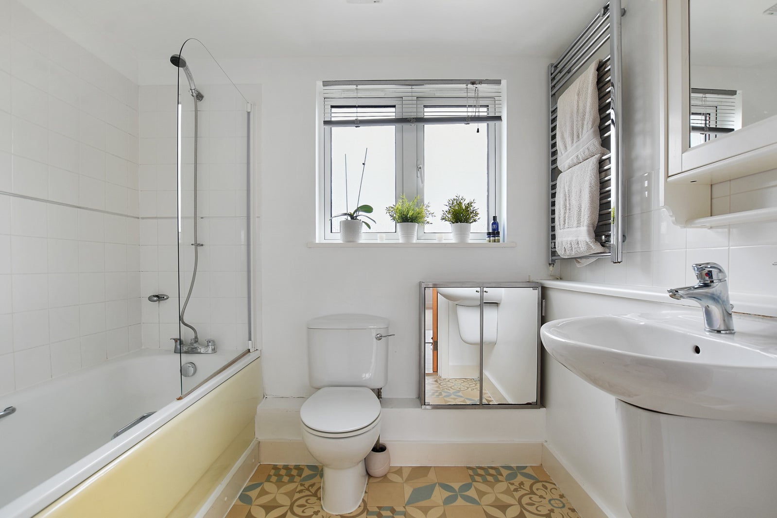 Flat Clapham Road in Greater London