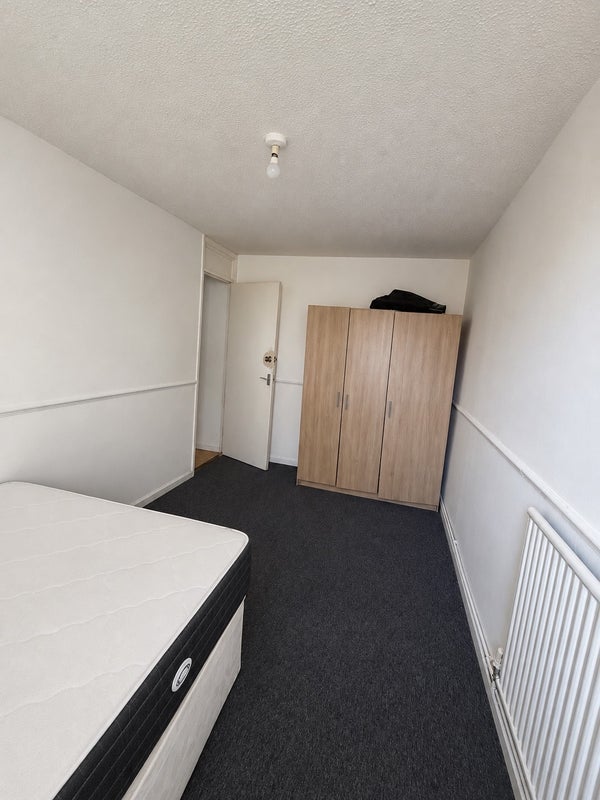 Room Brettenham Road in Greater London