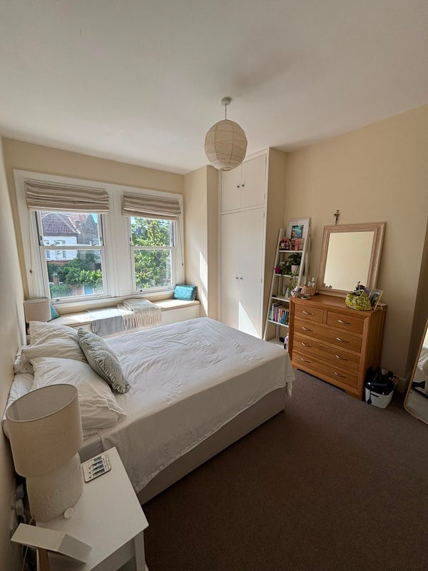 Room Larch Close in Greater London