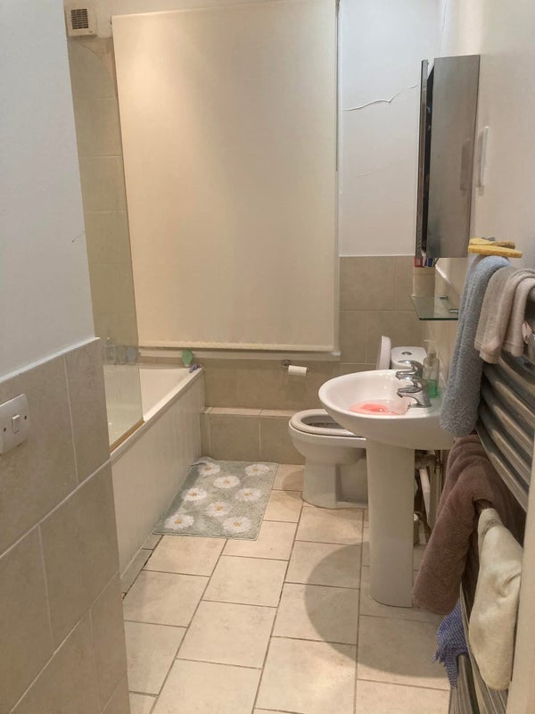 Room Larch Close in Greater London