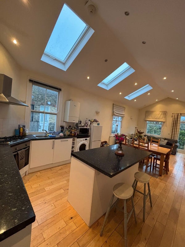 Room Larch Close in Greater London