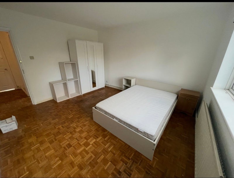 Room Adelaide Court in Greater London