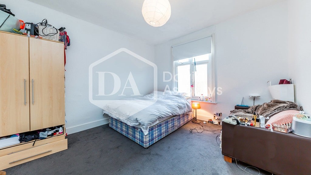 Flat Endymion Road in Greater London
