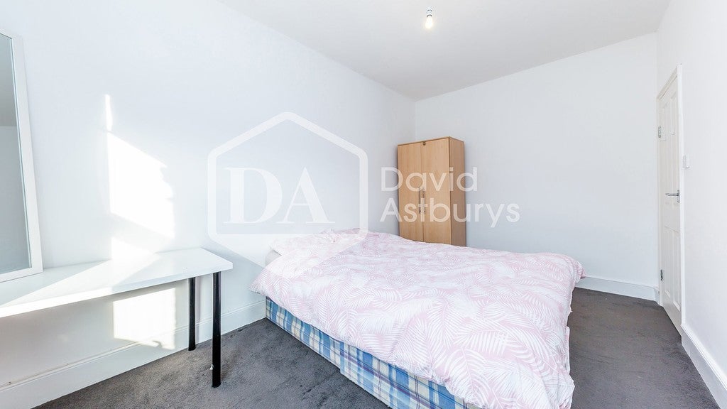 Flat Endymion Road in Greater London