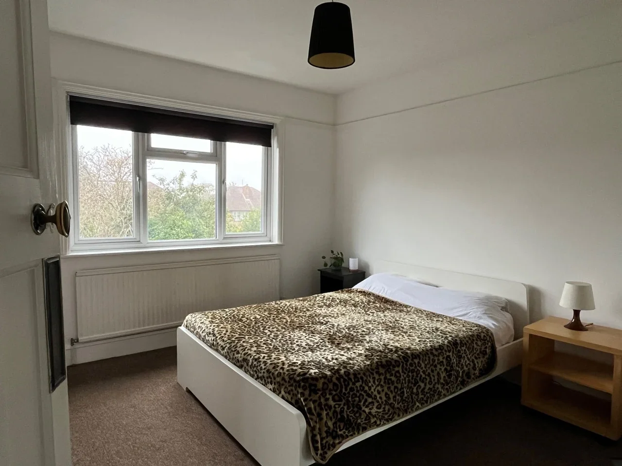 Room Eastbourne Avenue in Greater London