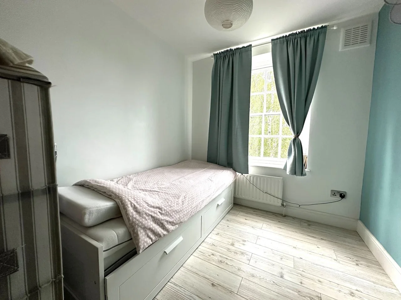 Flat Biddestone Road in Greater London
