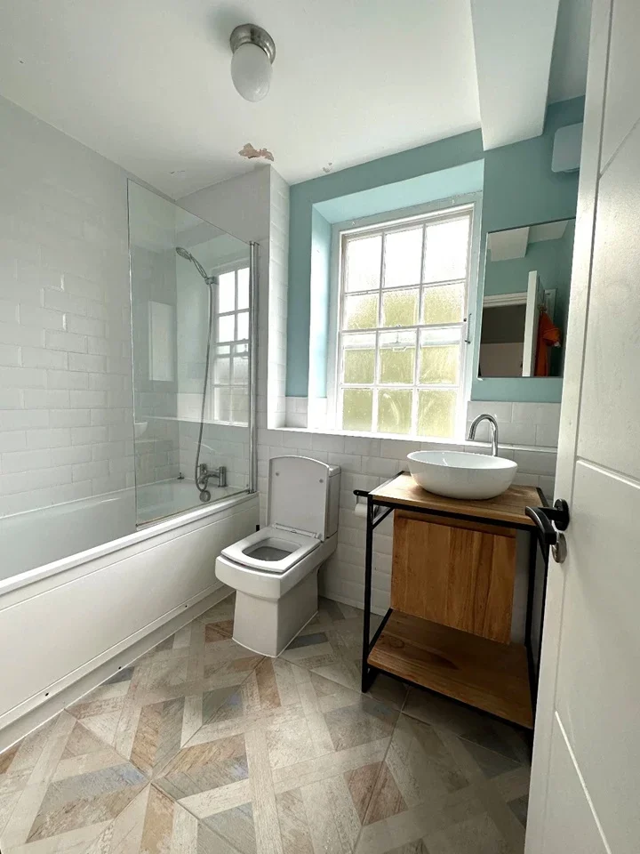Flat Biddestone Road in Greater London