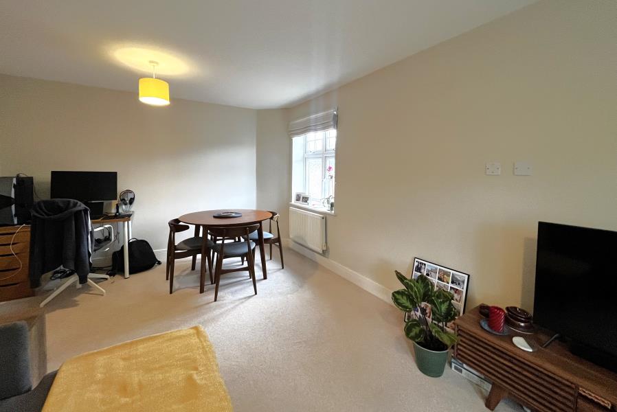Flat Springwell Cottages in Woking