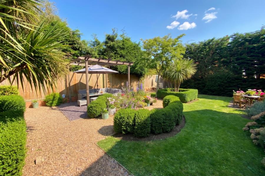 Flat Springwell Cottages in Woking