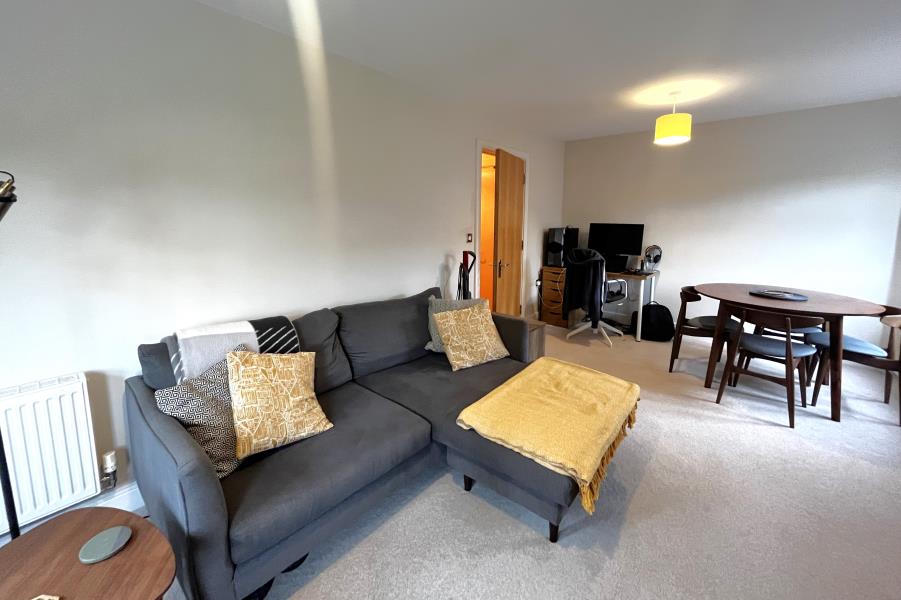Flat Springwell Cottages in Woking