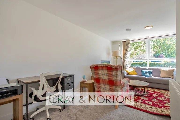 Flat Ashburton Road in Greater London