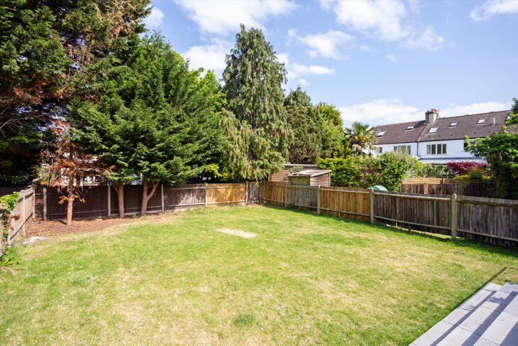 House Derwent Avenue in Greater London