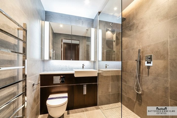 Flat Ponton Road in Greater London
