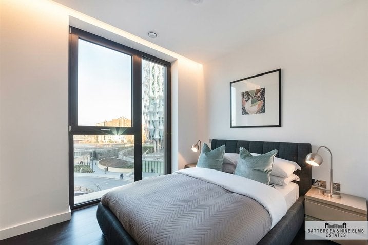 Flat Ponton Road in Greater London
