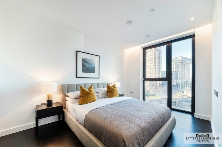 Flat Ponton Road in Greater London